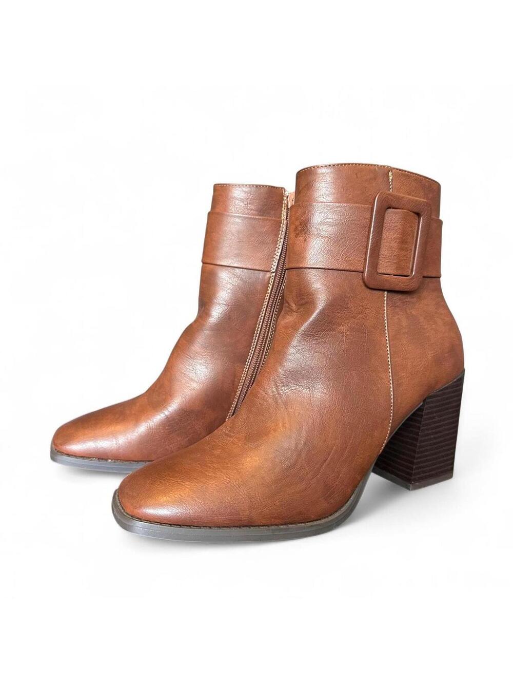 Pierre Dumas ankle boots.- 10